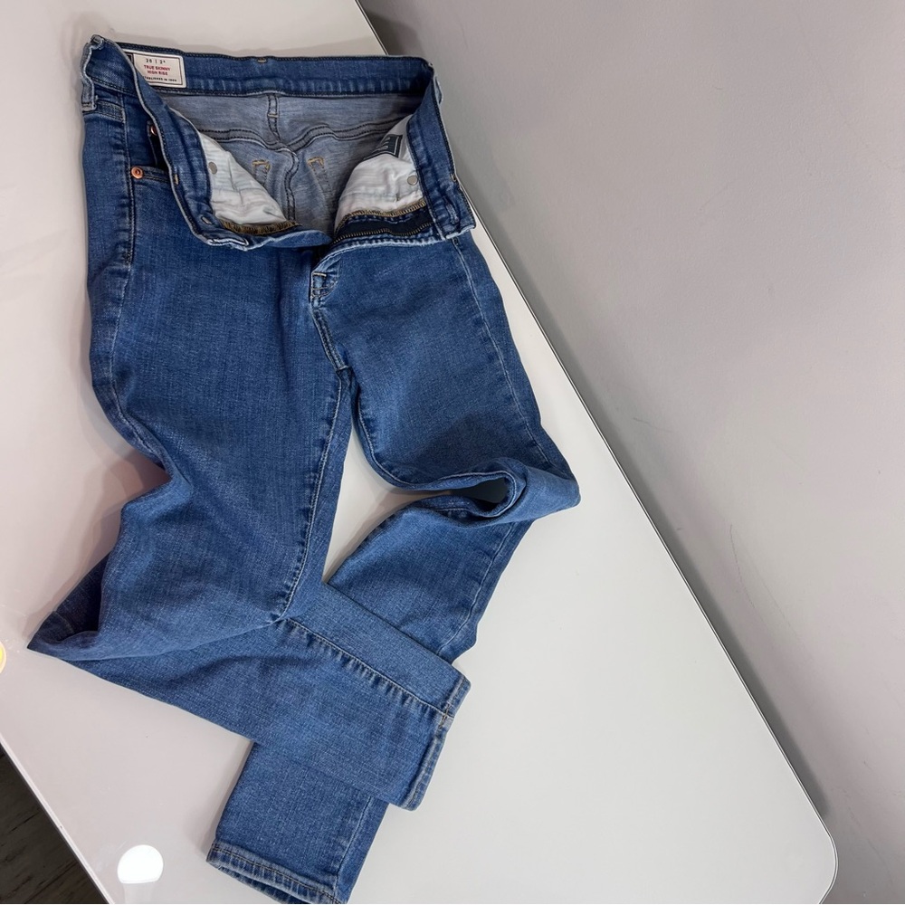 Gap true skinny high rise size 26 2R medium wash no distressing